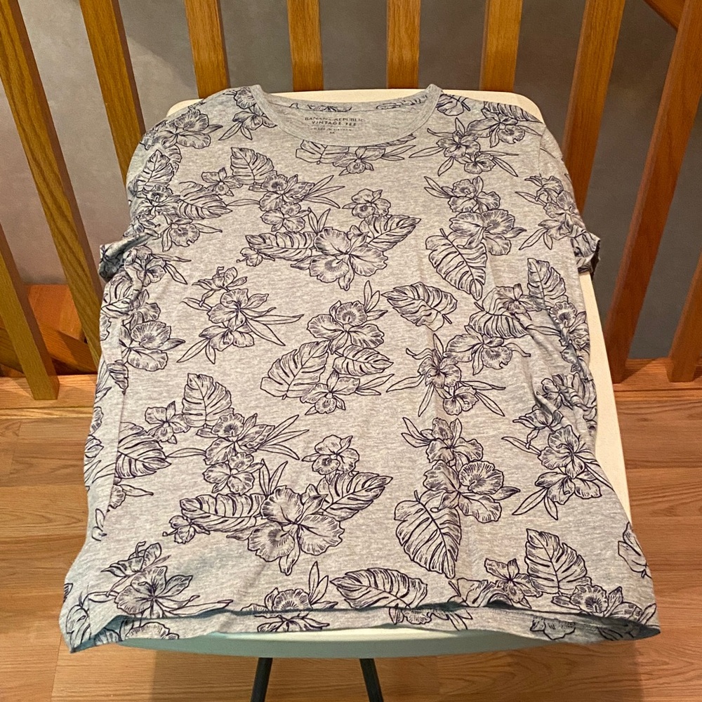 Banana Republic short sleeve t-shirt. Size: M. Color: Gray/Black graphics